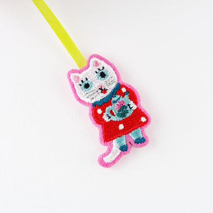 Yumi Kitagishi: White Cat Embroidered Bookmark · Hobonichi