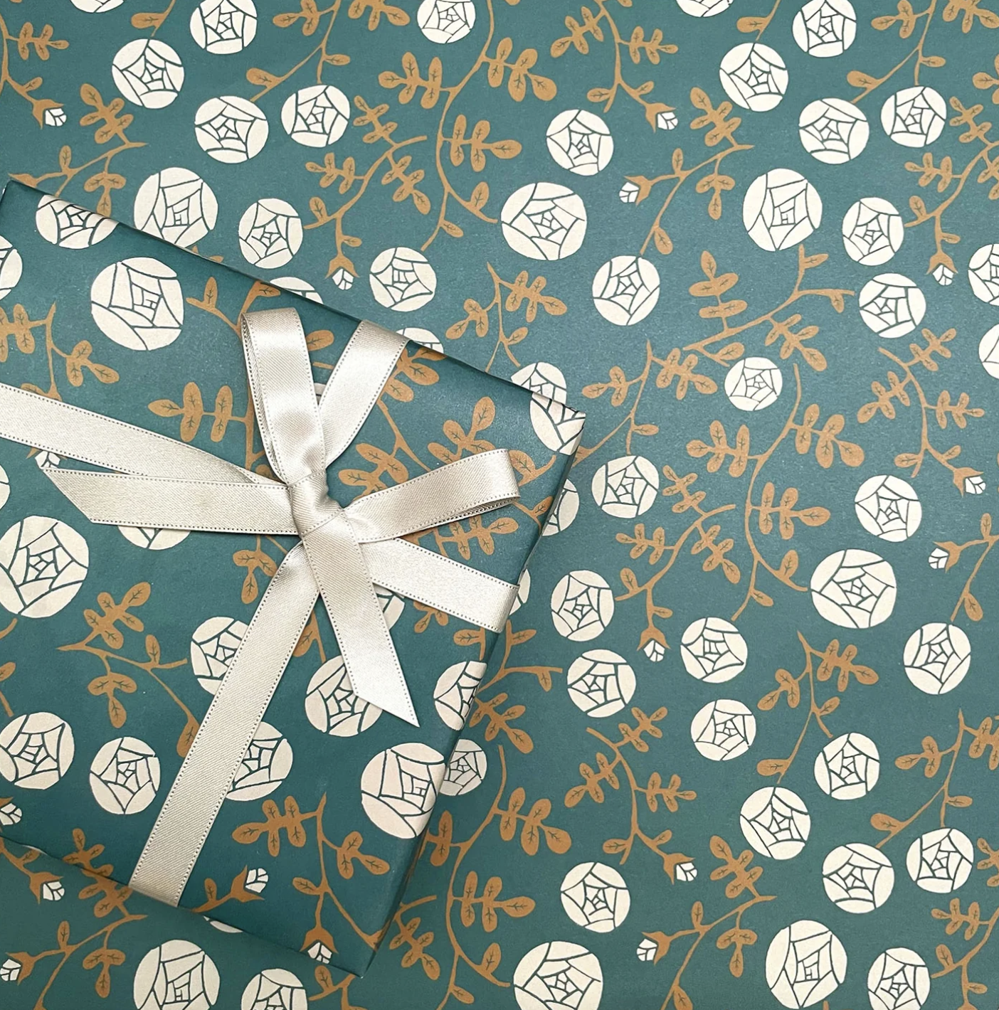 White Rose Pattern Wrapping Paper · Regaro Papiro